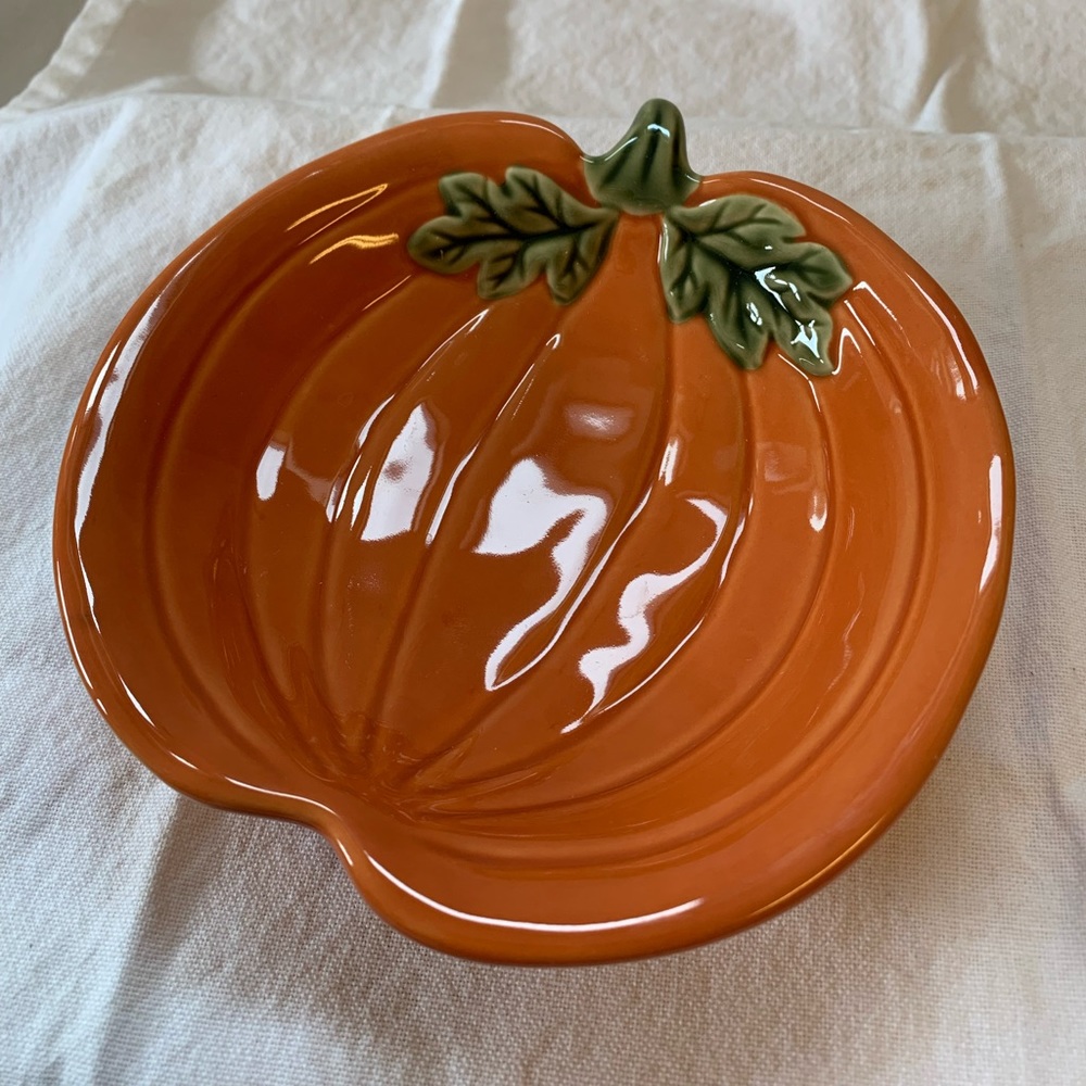 Simple Additions pumpkin serving dish, for your favorite Candy or dip.